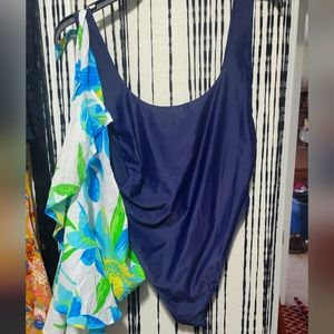 Women's size medium nwot swim suit and wrap.